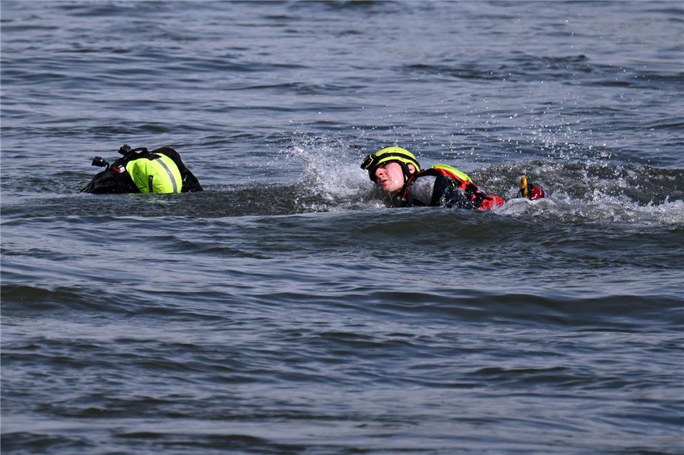 Feuerwehrübung auf dem RheinFederico Gambarini/dpa