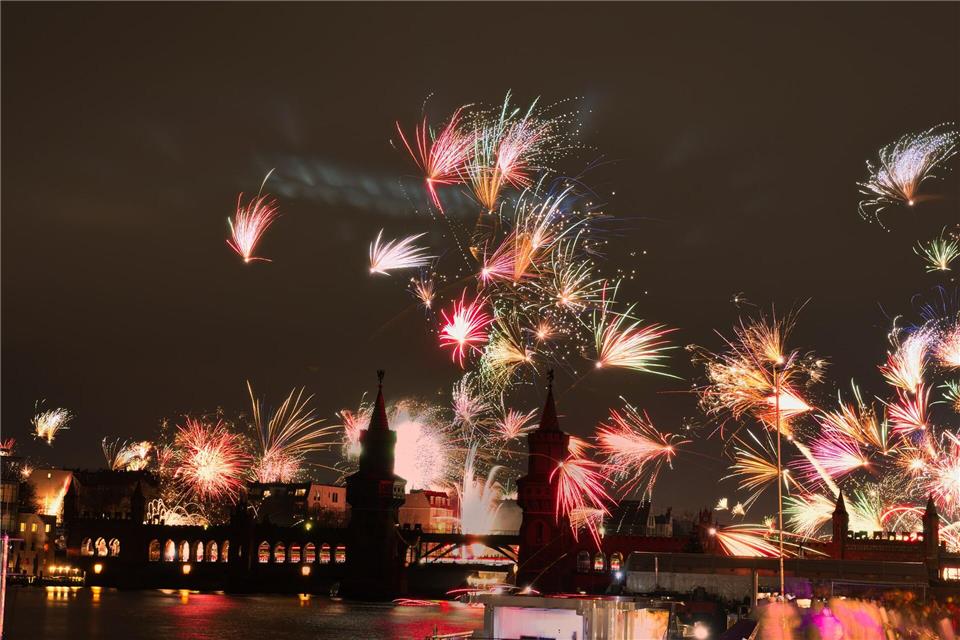Feuerwerk an Silvester wie hier in Berlin ist beliebt in Deutschland - trotz aller Debatten um Umweltschäden (Archivbild)Paul Zinken/dpa