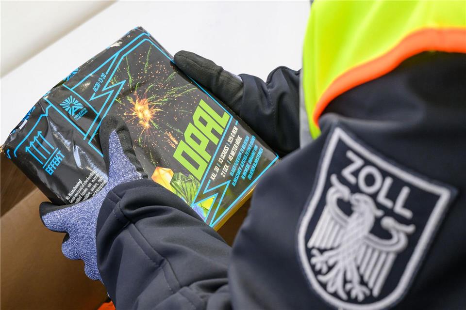 Feuerwerk aus dem Ausland erfüllt laut Zoll oft nicht die deutschen Kriterien. (Archivbild) Patrick Pleul/dpa