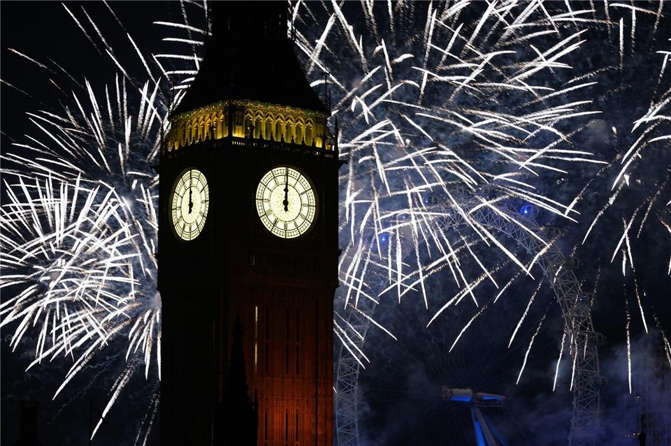 Feuerwerk erhellt den Himmel über dem Elizabeth Tower und dem London Eye im Zentrum Londons während der Neujahrsfeierlichkeiten.Jamie Lashmar/PA Wire/dpa