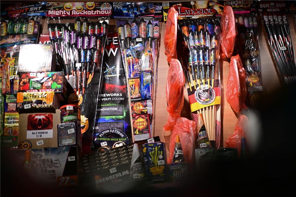 Feuerwerk für die Silvesternacht ist jetzt im Handel. Mancherorts in Brandenburg und in Berlin wurden Container mit gelagerter Pyrotechnik aufgebrochen. (Symbolbild)Sebastian Christoph Gollnow/dpa