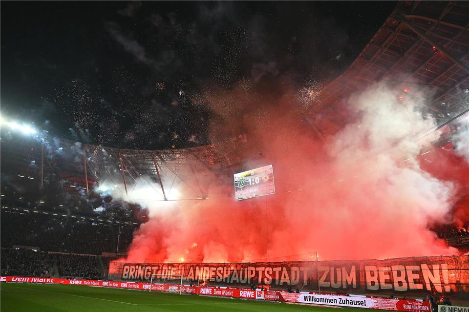 Feuerwerk im Hannover-Fanblock.Swen Pförtner/dpa