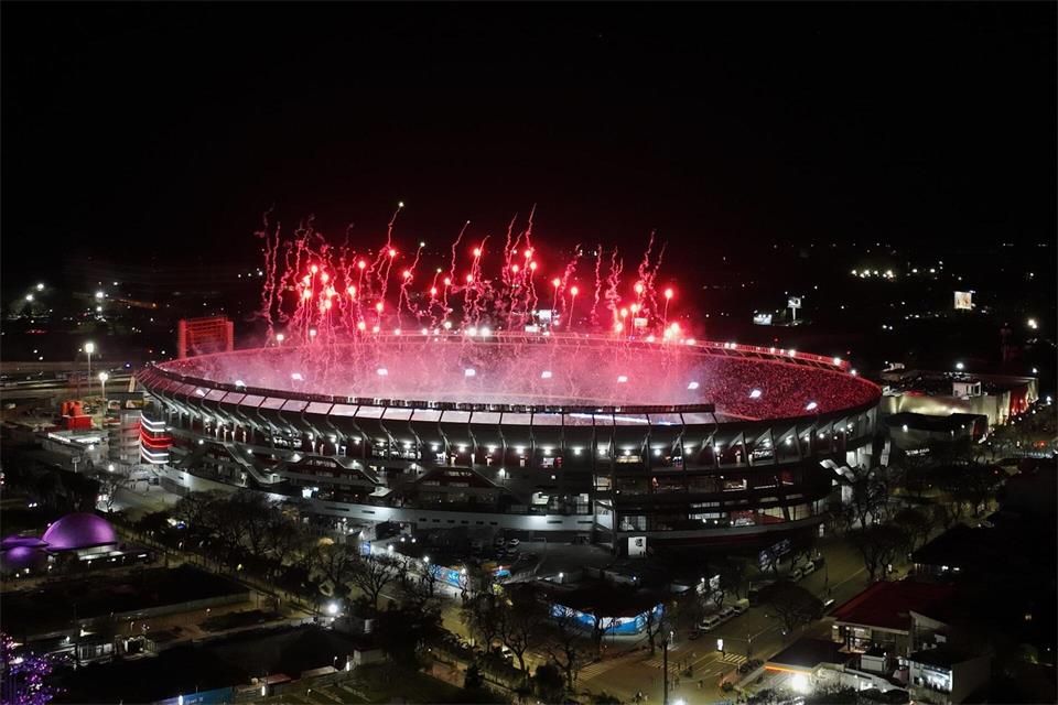 Feuerwerk im Monumental-Stadion von Buenos Aires zum Messi-Abschied.Julian Bongiovanni/AP/dpa
