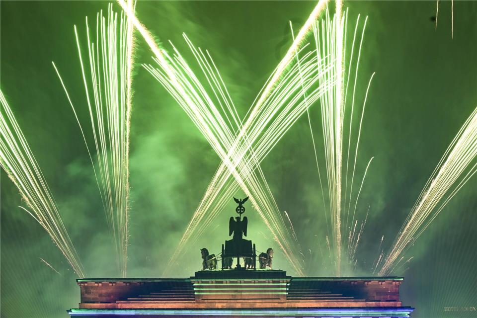 Feuerwerk ist bei der Silvester-Veranstaltung „Yeah 26“ über dem Brandenburger Tor zu sehen.Britta Pedersen/dpa