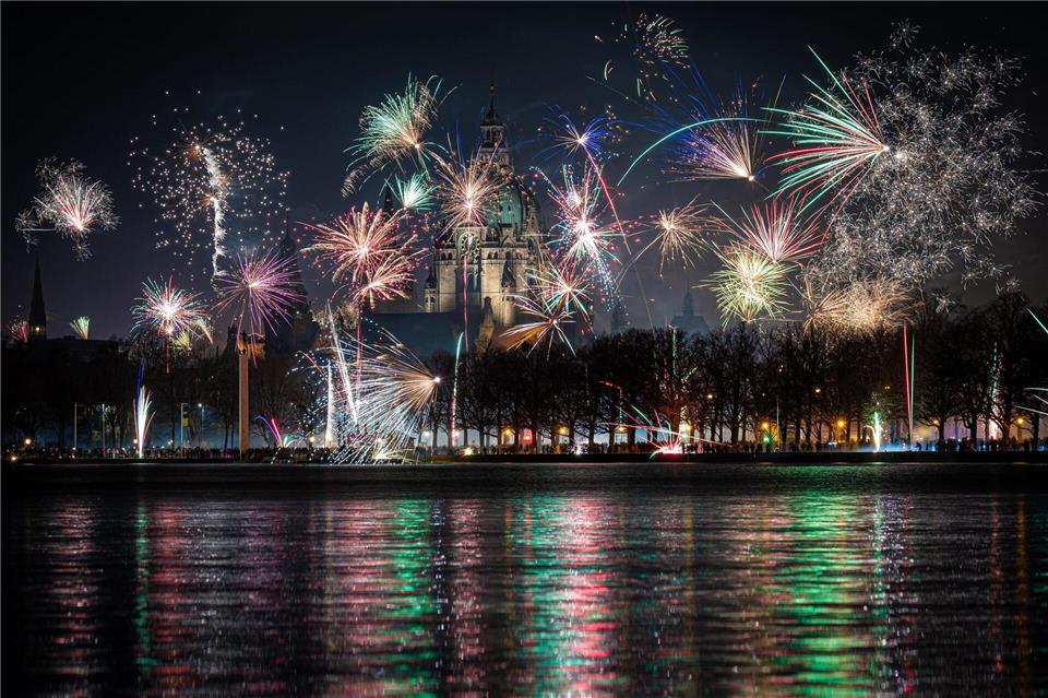 Feuerwerk über Hannover: Über ein landesweites Böllerverbot wird in Niedersachsen weiter diskutiert. (Archivbild)Moritz Frankenberg/dpa