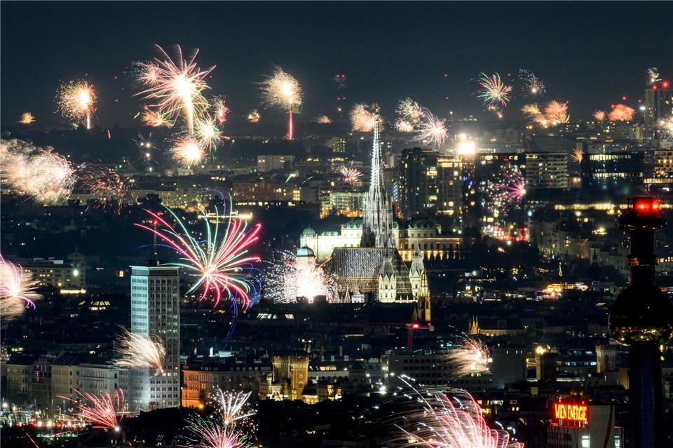 Feuerwerk über Wien zum Jahreswechsel.Max Slovencik/APA/dpa