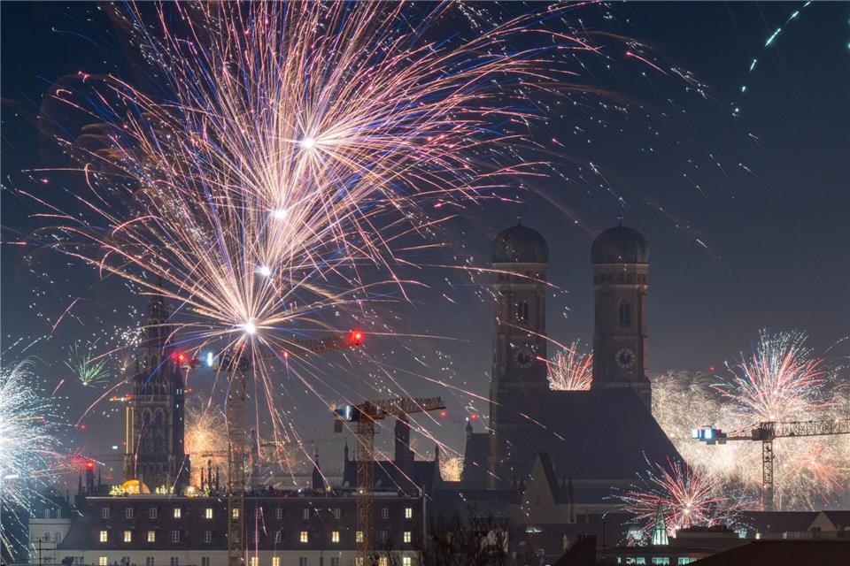 Feuerwerk über der Münchner Innenstadt. Zu einer privaten Party auf der Ludwigstraße kamen etwa 10.000 Leute.Peter Kneffel/dpa