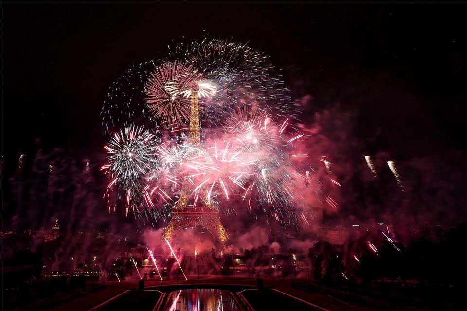 Feuerwerk und Drohnen beleuchten den Eiffelturm in Paris.Thomas Padilla/AP/dpa