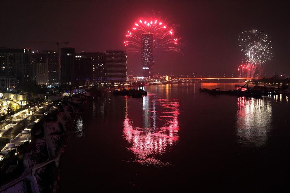 Feuerwerk und Laserlicht erhellen den Himmel über dem Belgrader Turm in Belgrad.Darko Vojinovic/AP/dpa