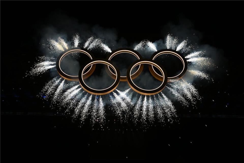 Feuerwerk wird an den olympischen Ringen bei der Eröffnungsfeier der Olympischen Winterspiele Mailand Cortina 2026 gezündet.Peter Kneffel/dpa-POOL/dpa
