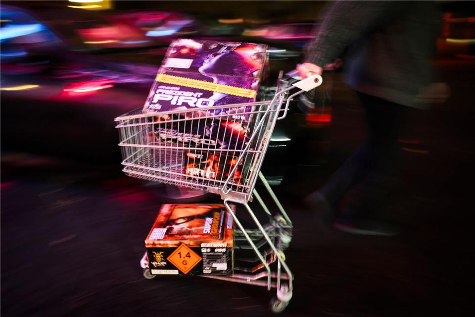 Feuerwerkskäufer werden in Thüringen zweimal für Einbrecher gehalten. (Symbolbild)Christian Charisius/dpa