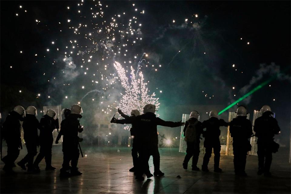Feuerwerkskörper explodieren in der Nähe der Bereitschaftspolizei während einer regierungskritischen Demonstration auf dem Skanderbeg-Platz, dem Hauptplatz in Tirana,Boris Grdanoski/AP/dpa