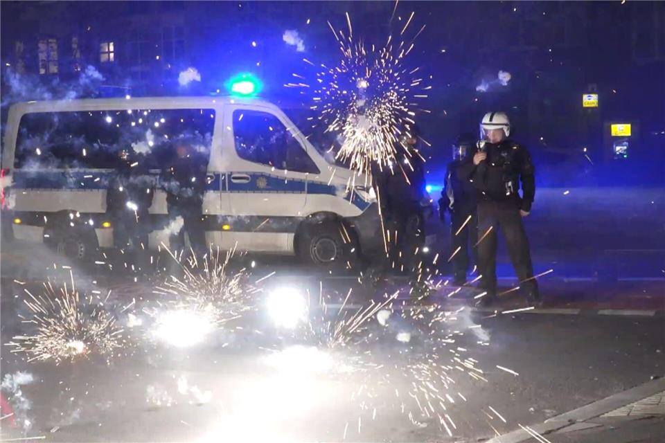 Feuerwerkskörper setzen einen Streifenwagen der Polizei in Brand. (Symbolbild)Julius-Christian Schreiner/TNN/dpa