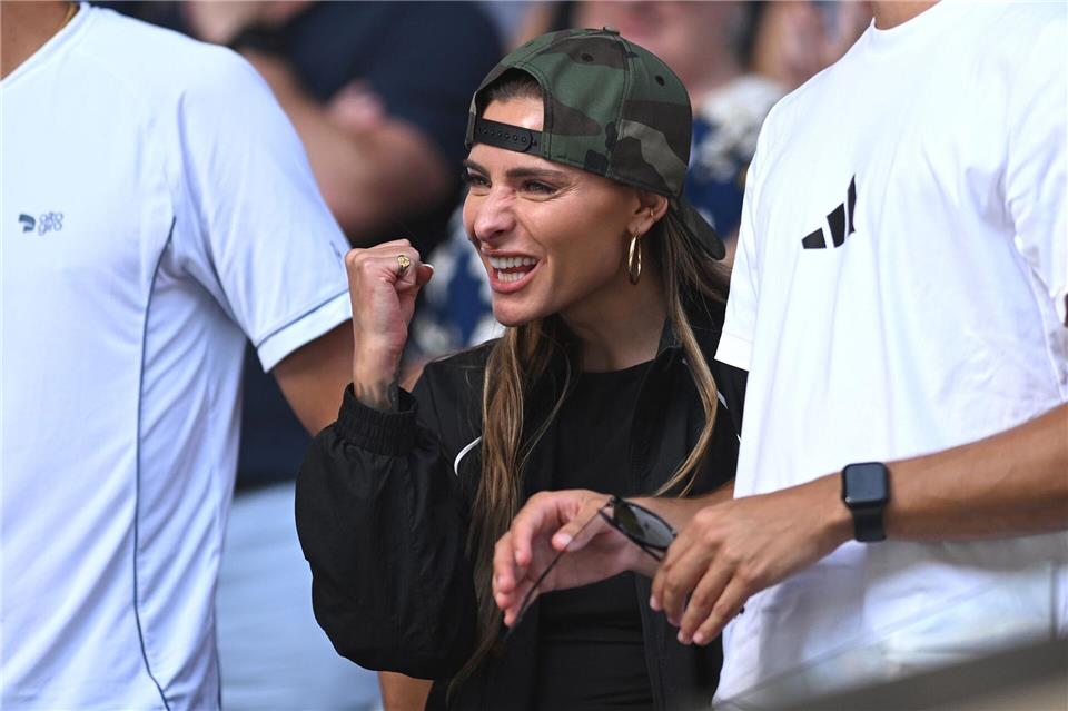Fiebert während der Australian Open mit ihrem Freund Alexander Zverev mit: Sophia ThomallaLukas Coch/AAP/dpa