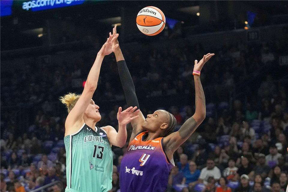 Fiebich (links) holte am Ende einen wichtigen Rebound und gewann das erste Playoff-Spiel mit den New York Liberty.Darryl Webb/AP/dpa