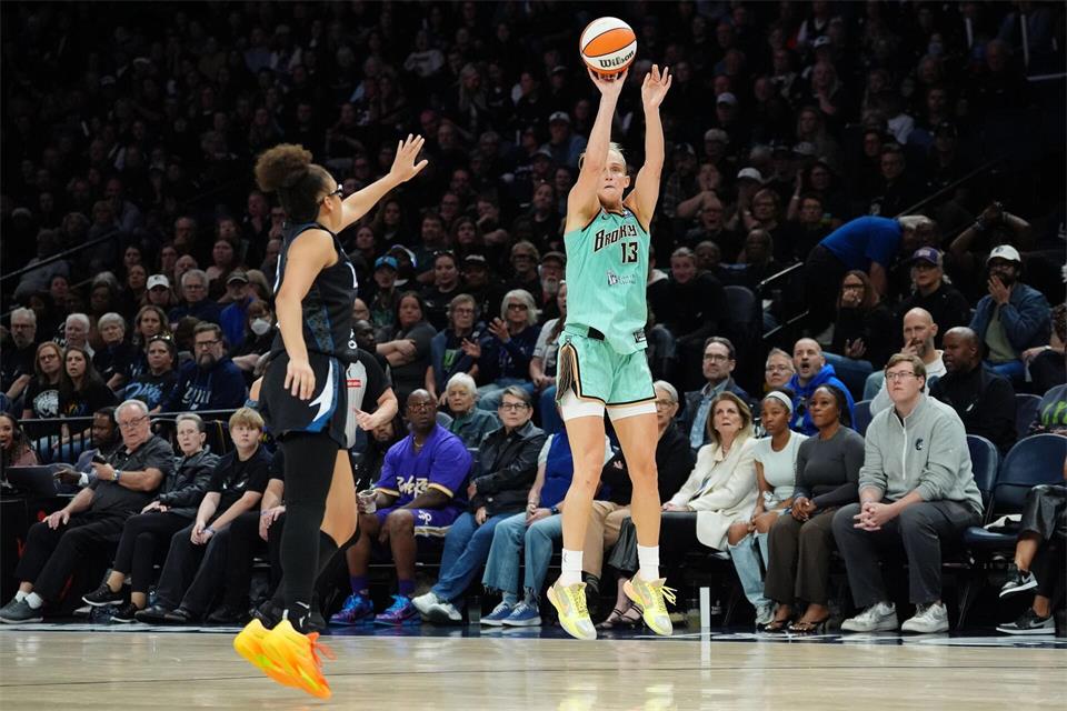 Fiebich (rechts) kam auf 16 Punkte zum Start in die Playoffs.Ellen Schmidt/AP/dpa