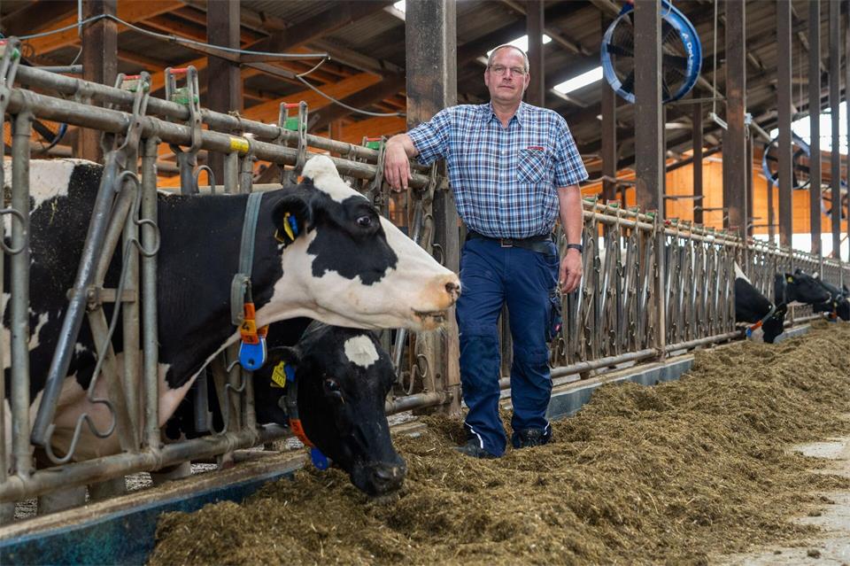Fiedler ist froh, dass er noch Futterreserven aus den vergangenen beiden Jahren hat (Archivbild)Harald Tittel/dpa