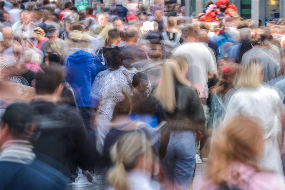 Fiese Masche: Betrüger sprechen Bürgerinnen und Bürger an belebten Plätzen an und behaupten, in einer Notlage Bargeld zu benötigen.picture alliance/dpa