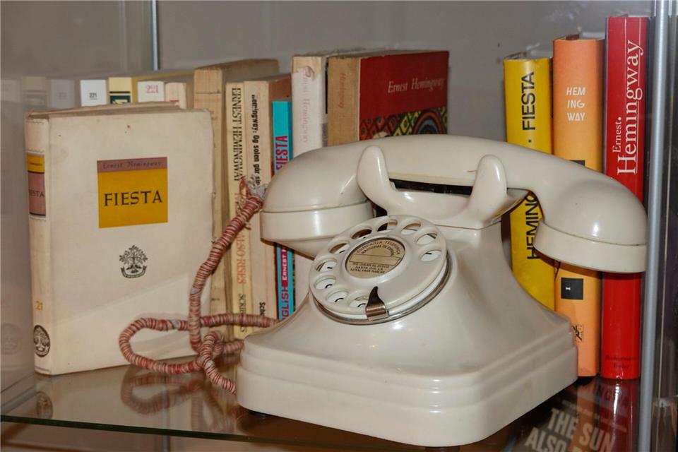„Fiesta“ darf nicht fehlen: Büchervitrine im Hemingway-Zimmer im „Gran Hotel La Perla“.Andreas Drouve/dpa-tmn