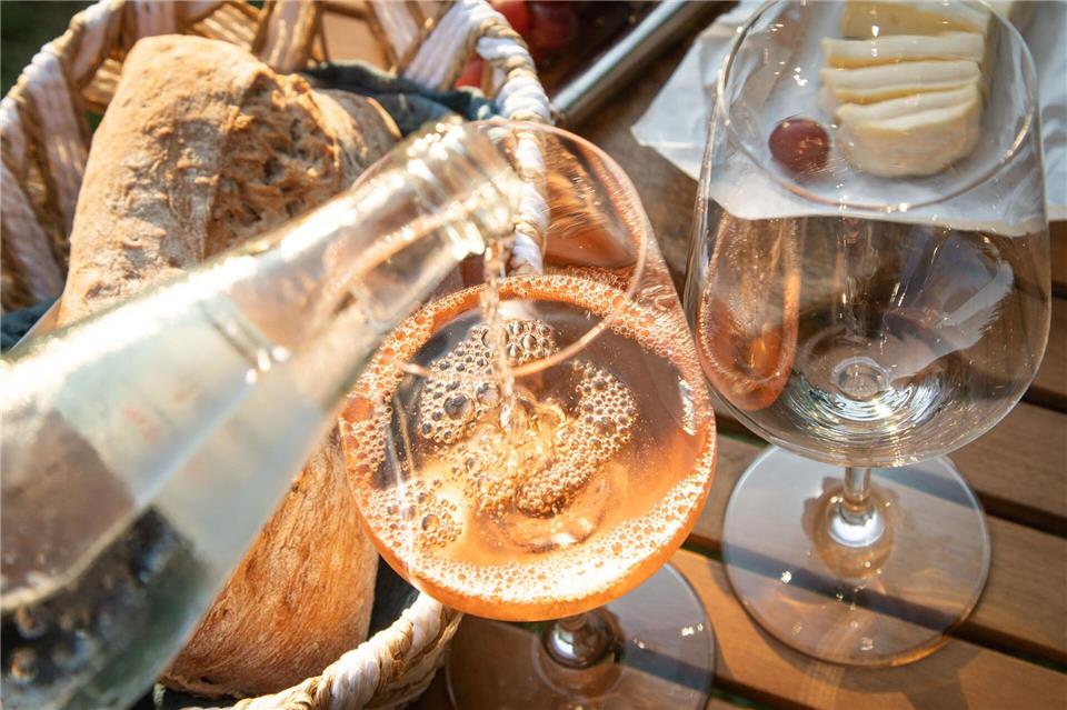 Fifty-fifty: Das ist eine gute Faustregel für das Verhältnis zwischen Mineralwasser und Wein. Christin Klose/dpa-tmn