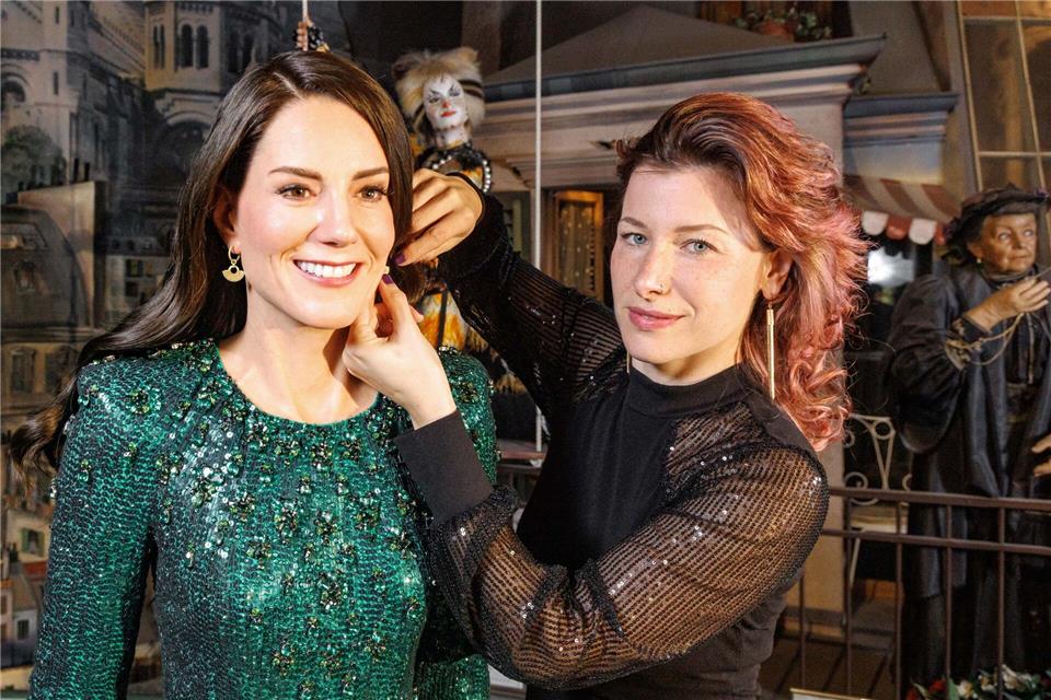 Figurenbauerin Lisa Büscher und ihr Team haben monatelang an der Figur gearbeitet.Markus Scholz/dpa