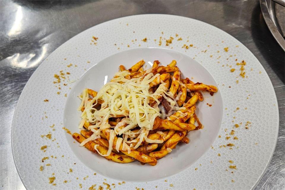 „Fileja con Nduja“: Nachdem die Pasta fertig ist, wird sie mit der Sauce aus Tomatensugo und Nduja vermischt und geriebenen Pecorino bestreut.Ute Müller/dpa-tmn