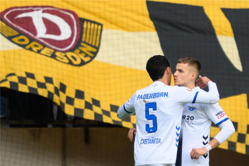 Filip Bilbija (SC Paderborn, r) jubelt nach seinem Elfmeter zum 1:1 in Dresden mit Santiago Castaneda (SC Paderborn).Robert Michael/dpa