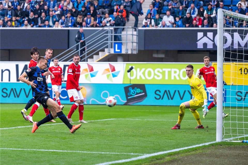 Filip Bilbija erzielt in der 50. Minute die 1:0-Führung für den SC Paderborn.David Inderlied/dpa