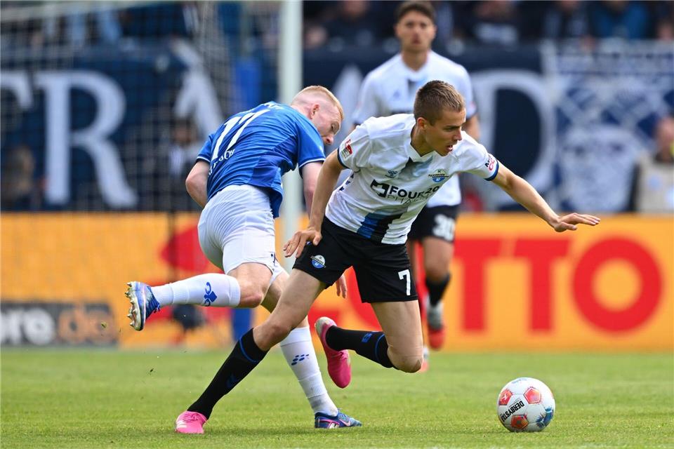 Filip Bilbija (r) verschoss einen Elfmeter für Paderborn.Florian Wiegand/dpa