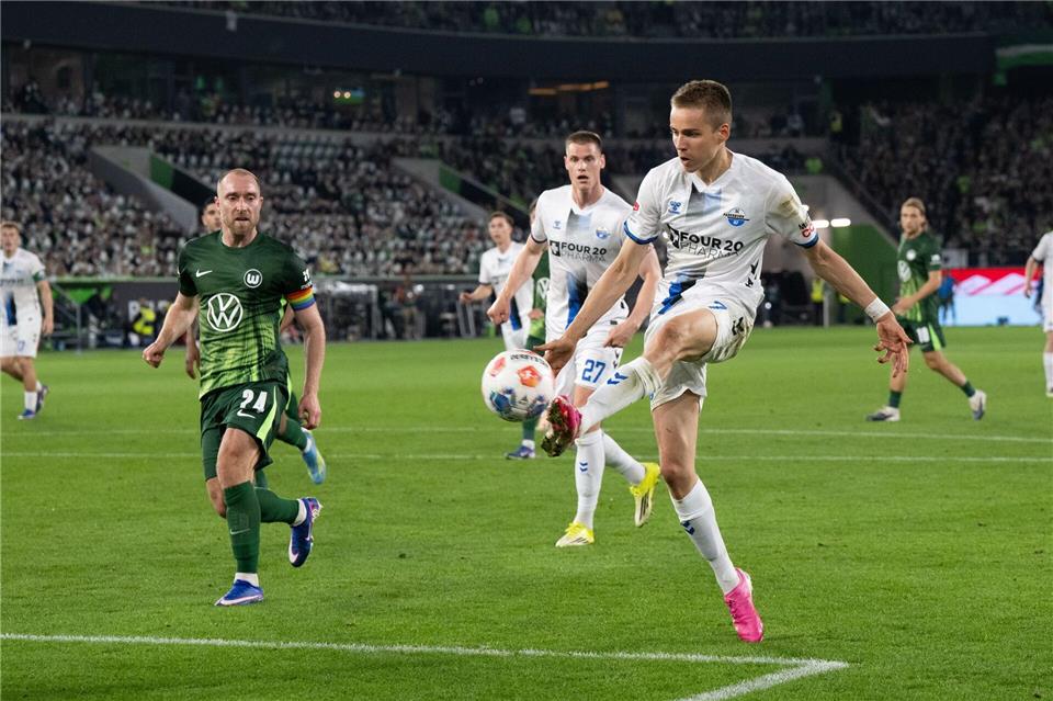 Filip Bilbija vom SC Paderborn vergibt eine Großchance im ersten Relegationsspiel beim VfL Wolfsburg.Julian Stratenschulte/dpa