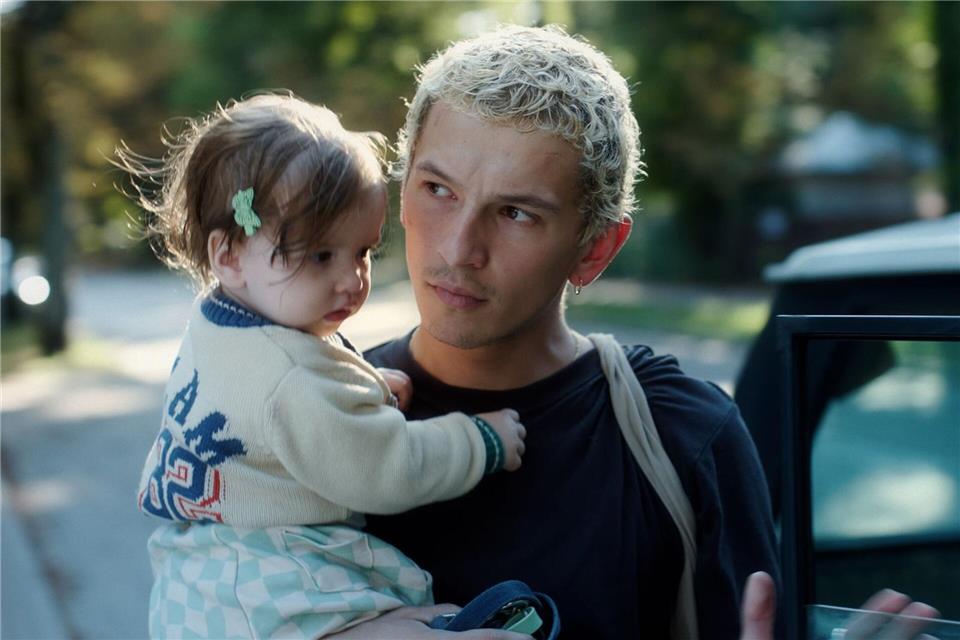 Filip mit seiner Nichte auf dem Arm.--/HBO Max/dpa