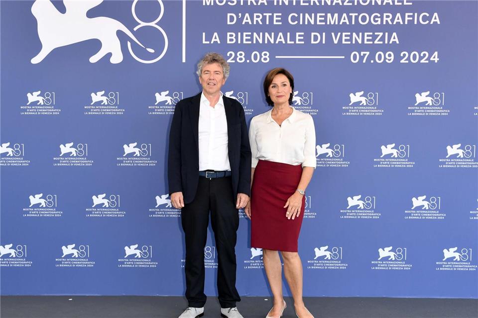 Filmemacher Andres Veiel und Produzentin Sandra Maischberger bei den Filmfestspielen von Venedig 2024. (Archivbild) Alberto Terenghi/IPA via ZUMA Press/dpa