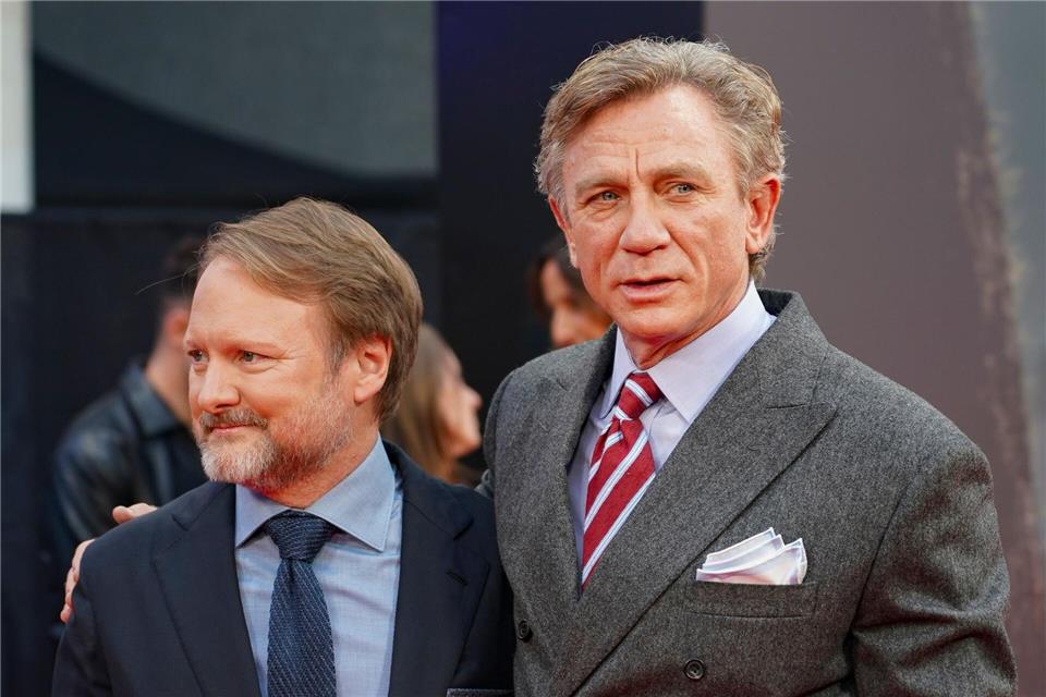 Filmemacher Rian Johnson und Ex-007 Daniel Craig präsentieren ihren dritten „Knives Out“-Film.Alberto Pezzali/Invision/AP/dpa