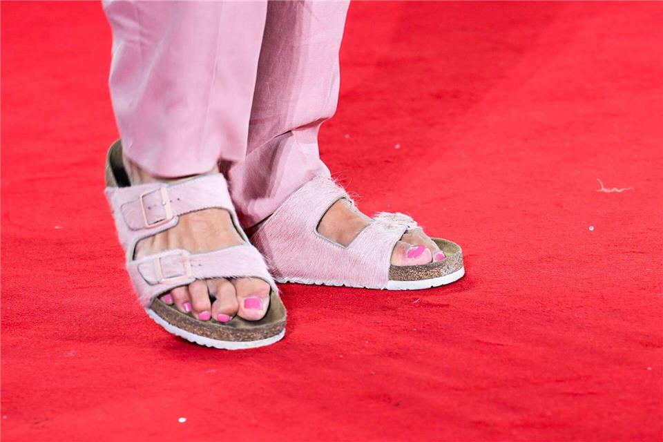 Filmstar Jason Momoa trägt auf dem roten Teppich in Venedig Sandalen ohne Socken. (Archivbild)Manuele Mangiarotti/IPA via ZUMA Press/dpa