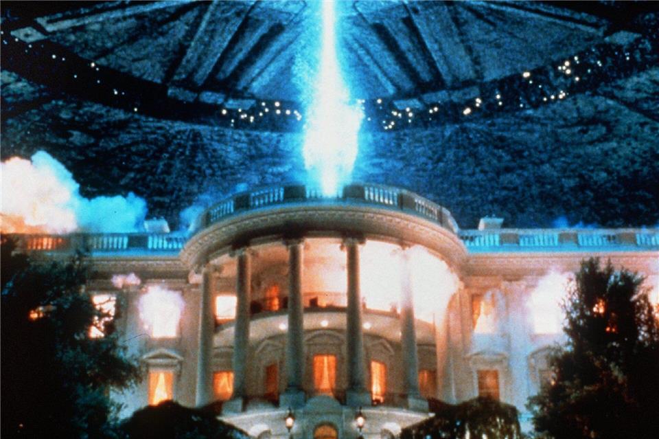 Filmszene aus „Independence Day“: Das Weiße Haus wird vom Vernichtungsstrahl eines gigantischen Raumschiffs getroffen.picture alliance / dpa