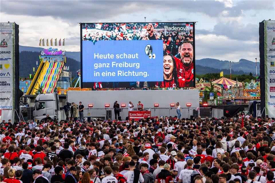 Finale auf großer Leinwand: In Freiburg verfolgen Tausende das Europa-League-Spiel ihres Clubs.Philipp von Ditfurth/dpa