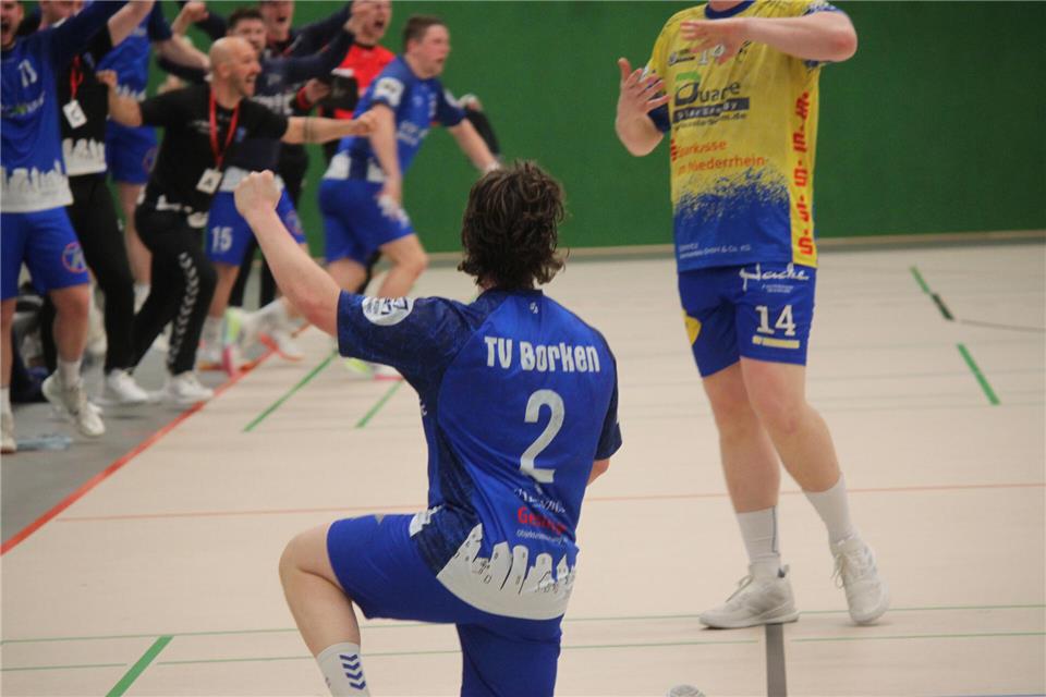 Finale furioso: Jan-Hendrik Gesing erzielte mit der Schlusssirene das Tor zum Sieg und sorgte für Ekstase auf der Borkener Bank.