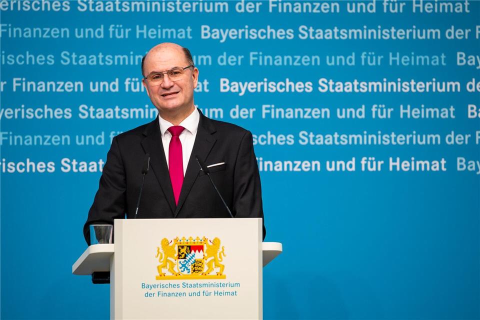 Finanz- und Heimatminister Albert Füracker (CSU) will strukturschwache Räume in den Fokus der bayerischen Heimatstrategie nehmen. (Archivbild)Daniel Vogl/dpa