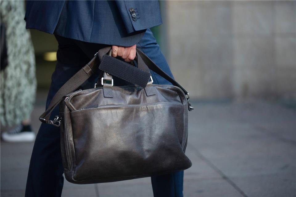 Finanz- und Unternehmensdienstleistungen wiesen 2024 in Sachsen die geringste Pro-Kopf-Arbeitszeit aller Branchen auf (Symbolbild) Fernando Gutierrez-Juarez/dpa