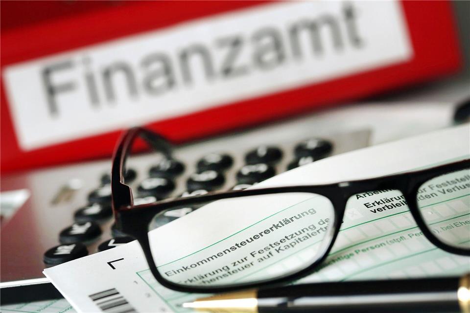 Finanzämter in Sachsen brauchen durchschnittlich 46 Tage zur Bearbeitung von Steuererklärungen. (Symbolbild) Oliver Berg/dpa
