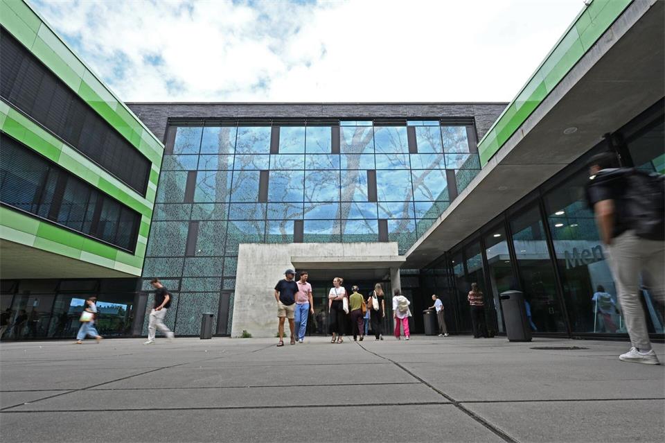 Finanzielle Sorgen begleiten so manchen Gang zum Campus. (Archivbild)Jennifer Brückner/dpa