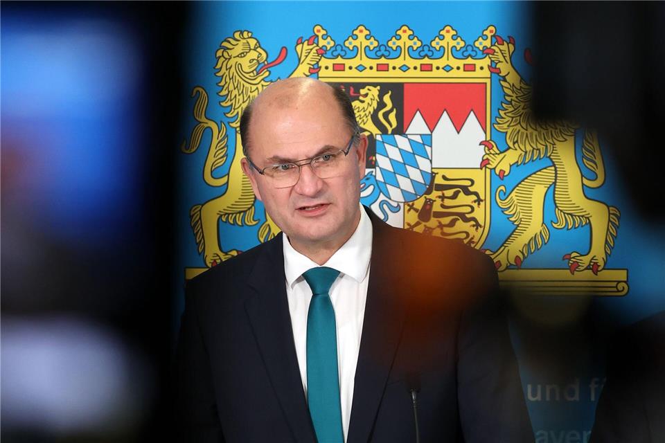 Rettende Infusion? Neuer Rekord für Bayerns Finanzausgleich Finanzminister Albert Füracker muss als nächstes den bayerischen Doppelhaushalt für 2026 und 2027 aufstellen - ob das ohne neue Schulden gehen kann, ist noch immer offen.Karl-Josef Hildenbrand/dpa