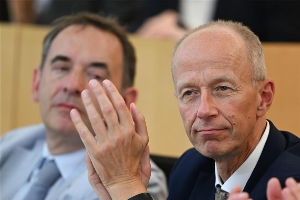 Finanzminister Alexander Lorz (l) und Bildungsminister Armin Schwarz (beide CDU) haben sich beide bei der Verabschiedung des hessischen Haushalts 2026 im Landtag zu Wort gemeldet. (Archivbild)Arne Dedert/dpa