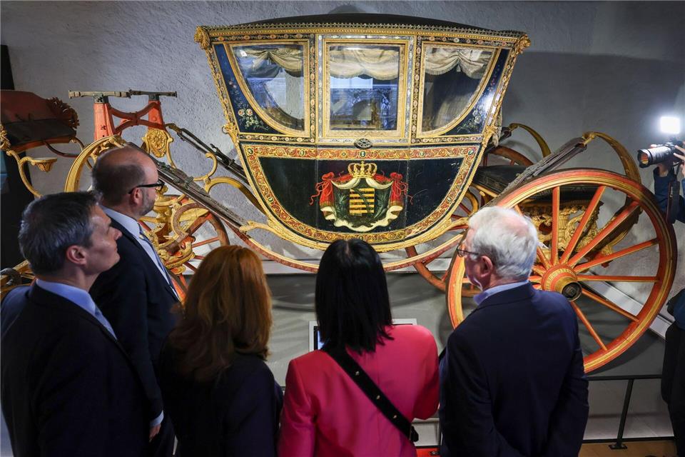 Finanzminister Christian Piwarz (2.v.l.) besichtigt den sächsischen Gesandschaftswagen zur Kaiserkrönung am 9. Oktober 1790 im neu konzipierten Kutschenmuseum auf Schloss Augustusburg.Jan Woitas/dpa
