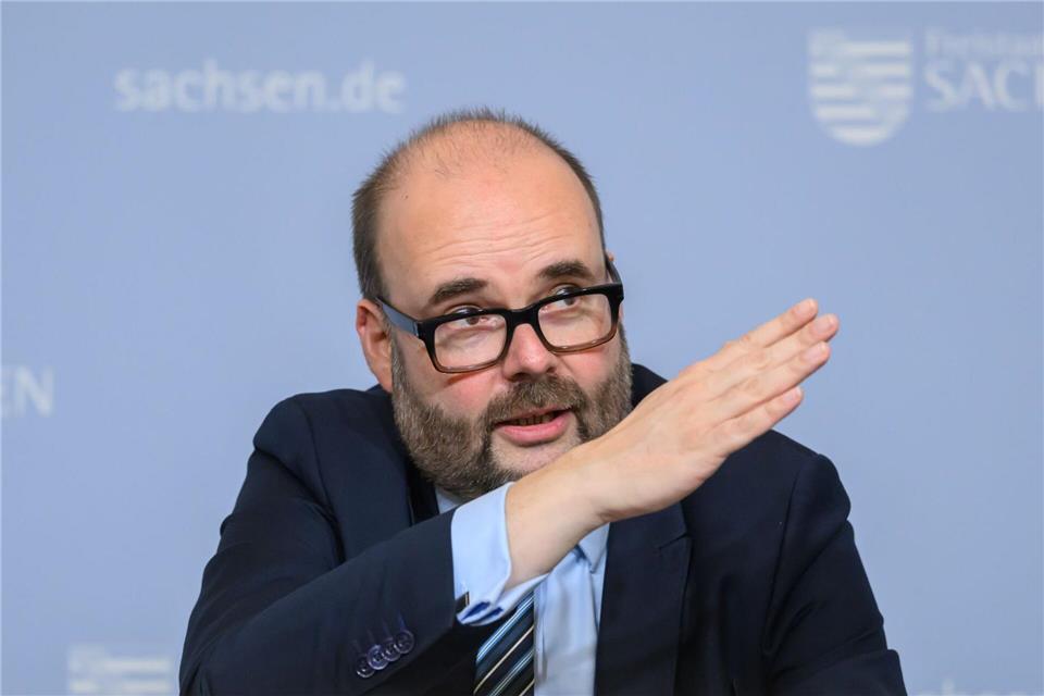 Finanzminister Christian Piwarz (CDU) sieht mit Blick auf die Steuerentwicklung keinen Grund zur Entwarnung.Robert Michael/dpa