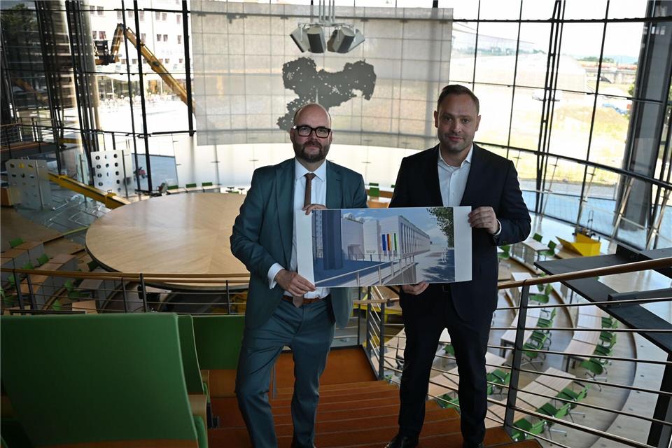 Finanzminister Christian Piwarz (CDU) und Landtagspräsident Alexander Dierks (CDU) stellten die Pläne für die Erweiterung und Sanierung des Landtags vor.Katharina Kausche/dpa