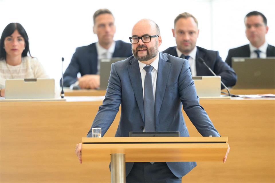 Finanzminister Christian Piwarz hat den Doppelhaushalt für 2027/2028 in den Sächsischen Landtag eingbracht. Robert Michael/dpa