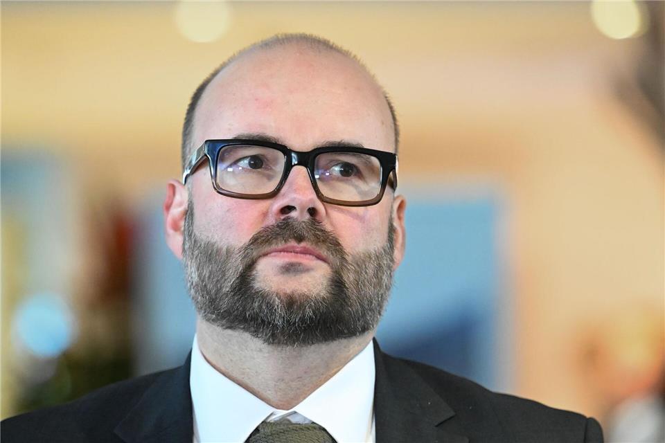 Finanzminister Christian Piwarz stellte den Beteiligungsbericht 2025 vor (Archivbild) Soeren Stache/dpa