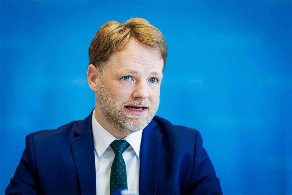 Finanzminister Gerald Heere (Grüne) stellte die Neuerungen vor. (Archivbild)Moritz Frankenberg/dpa