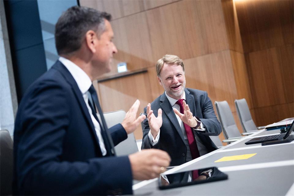 Finanzminister Heere, hier neben Ministerpräsident Lies, sieht in den geplanten Etats ein Zeichen der Stabilität.Julian Stratenschulte/dpa